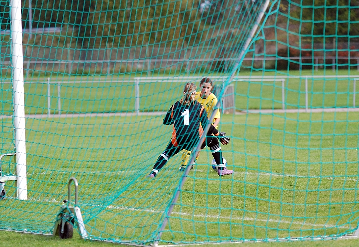 2010_1002_07.JPG - Nytt läge för Betty Blixt men målvakten tar bollen