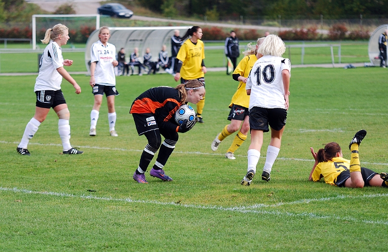 2010_1002_08.JPG - Betty Blixt vädjar till domaren men ingen signal kommer