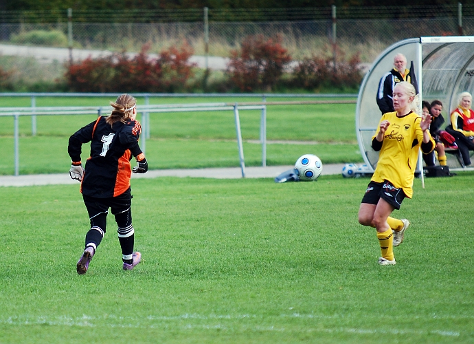 2010_1002_11.JPG - BK30 målvakten är långt ute och skall rensa undan bollen . . . .