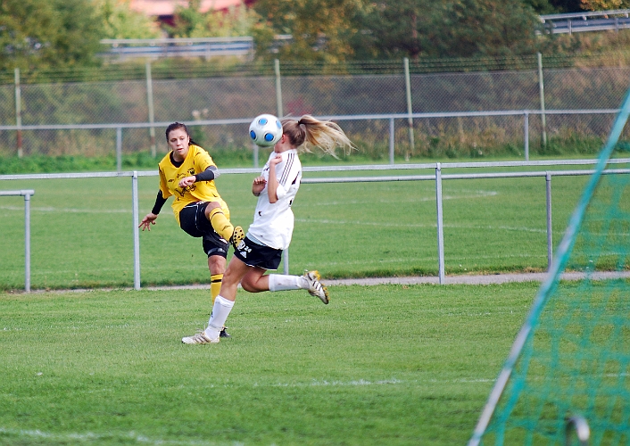 2010_1002_15.JPG - Elin Segerstedt spelar in bollen från högerkanten . . . .