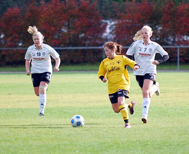 2010_1002_18.JPG - Ida Asp driver upp bollen över mittplan