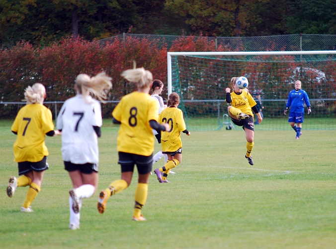 2010_1002_20.JPG - Sanna Lundberg spelar undan bollen efter ett långt uppspel