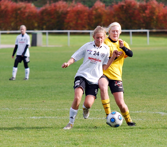 2010_1002_23.JPG - Elin Bergkvist i närkamp med en BK30 försvarare