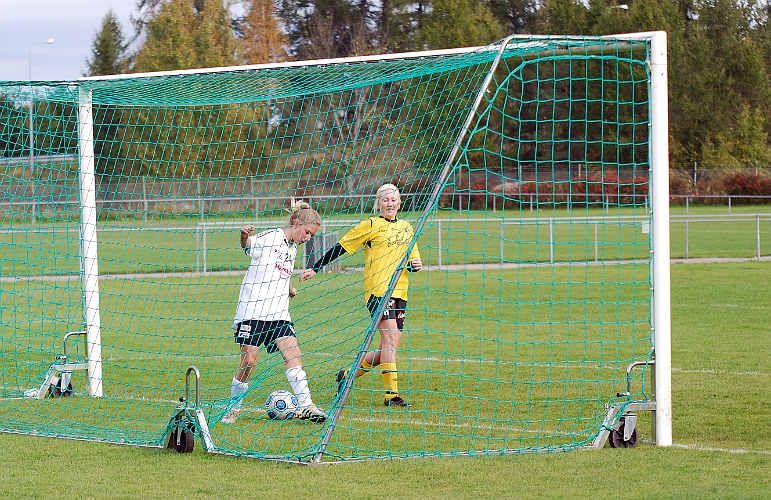 2010_1002_25.JPG - . . . . bollen går i mål utan att Elin Bergkvist behöver ingripa. 4-0 till Södra