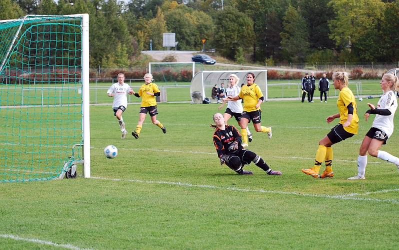 2010_1002_26.JPG - Amanda Segerstedt bryter in från högerkanten och trycker in bollen i mål, 5-0 till Södra