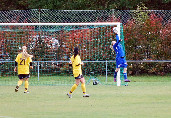 2010_1002_28.JPG - Johanna Hermansson för göra ett av sina få ingripanden i den här matchen