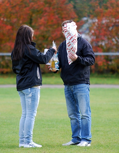 2010_1002_30.JPG - Mikael Hill fick pris av damlaget för sin hjälp med deras fysträning under säsongen. Prisutdelare var Martina Hermansson