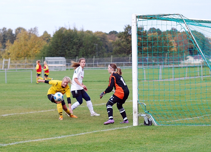 2010_1002_34.JPG - Amanda Segerstedt får ytterligare en chans framför mål men hinner inte riktigt på bollen