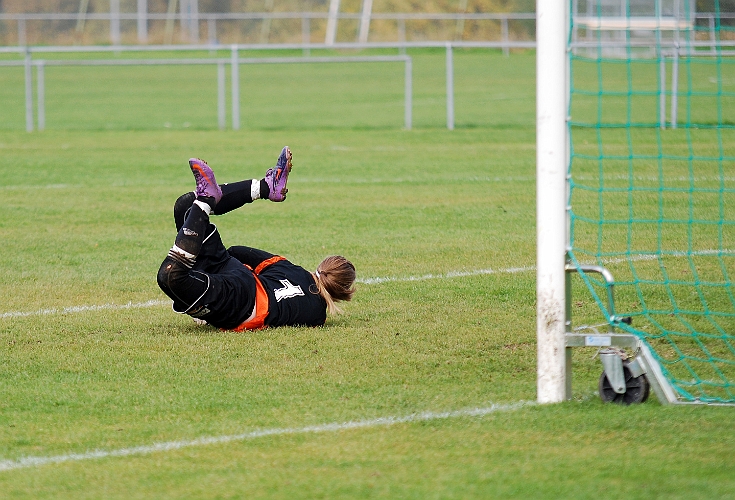 2010_1002_36.JPG - . . . . och BK30 målvakten får bita i gräset, 6-0 till Södra