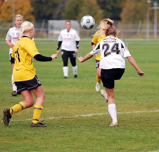 2010_1002_37.JPG - BK30 backen rensar undan bollen