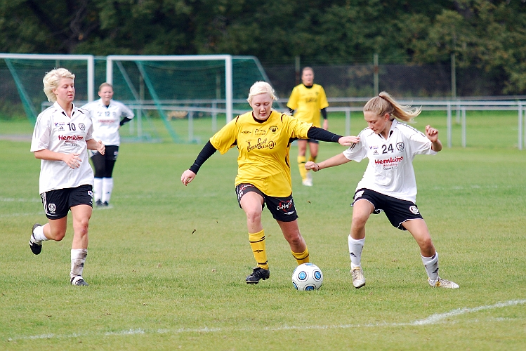 2010_1002_38.JPG - Elin Bergkvist dribblar sig igenom BK30 försvaret