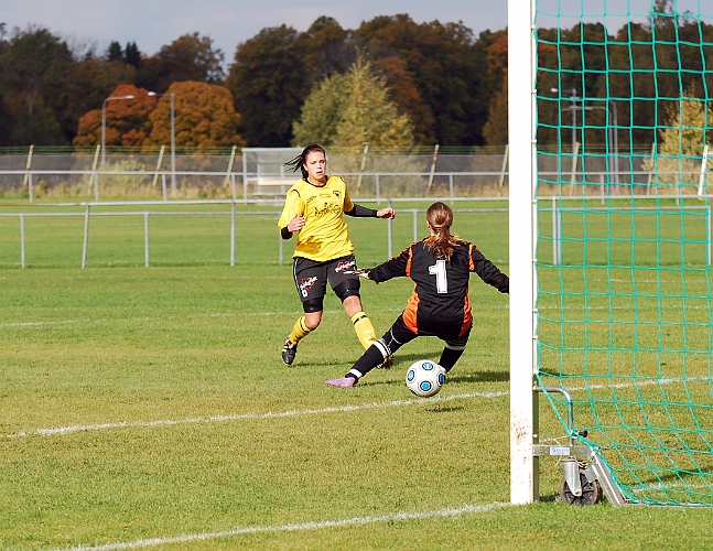 2010_1002_39.JPG - Elin Segerstedt ökar på Södra's ledning till 7-0