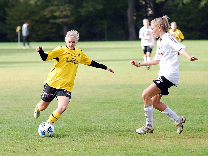 2010_1002_40.JPG - Kajsa Hermansson dribblar sig förbi BK30 backen