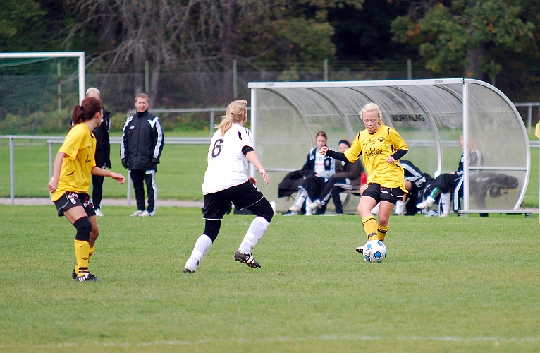 2010_1002_44.JPG - Elin Andersson spelar fram bollen upp i plan