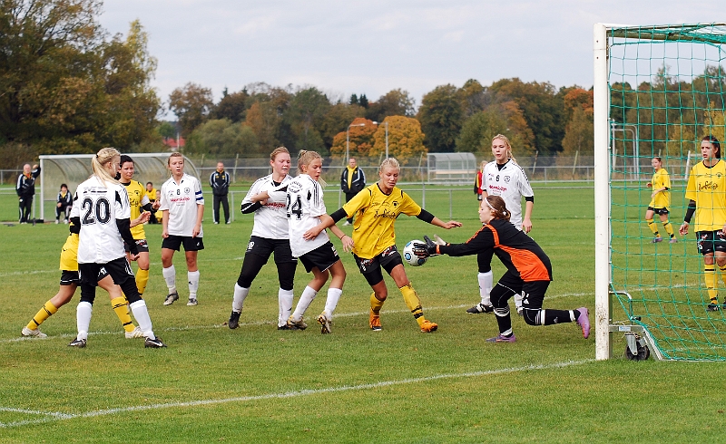 2010_1002_45.JPG - Amanda Segerstedt är framme och hugger efter bollen . . . .