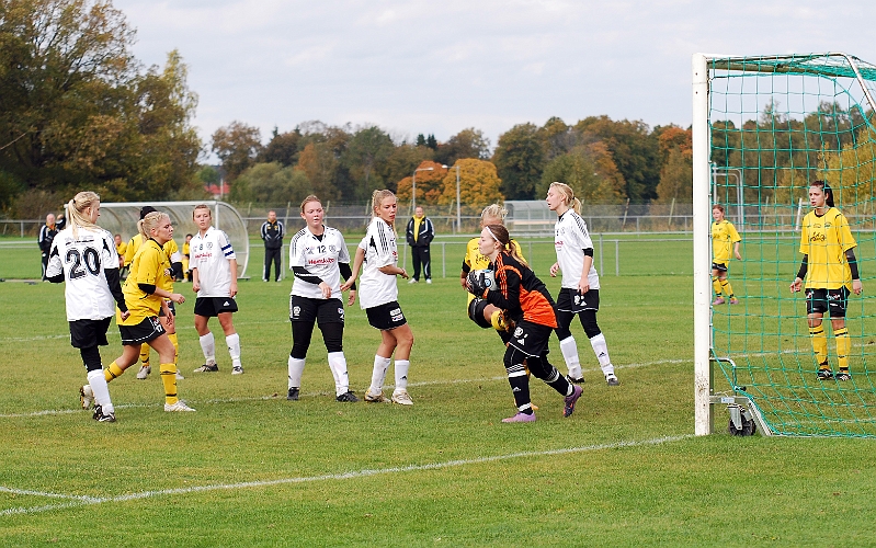 2010_1002_46.JPG - . . . . men målvakten tar bollen och får även en frispark med sig
