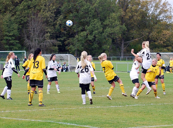 2010_1002_47.JPG - BK30 försvaret får undan bollen efter en hörna