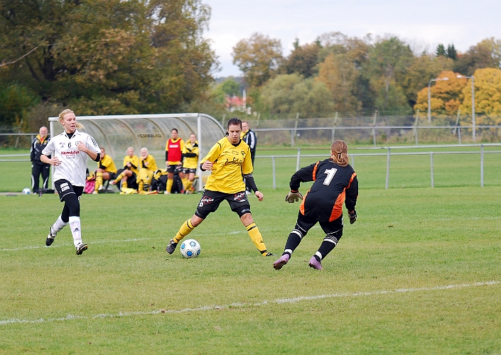 2010_1002_48.JPG - Elin Segerstedt försöker finta målvakten . . . .