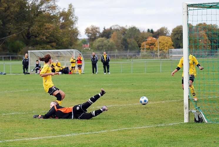 2010_1002_50.JPG - Ännu ett kanonläge framför mål för Amanda Segerstedt . . . .