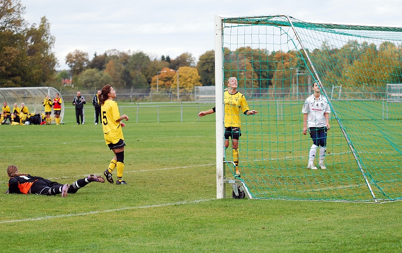 2010_1002_51.JPG - . . . . men hon blev lika förvånad som publiken när bollen seglar högt över målet