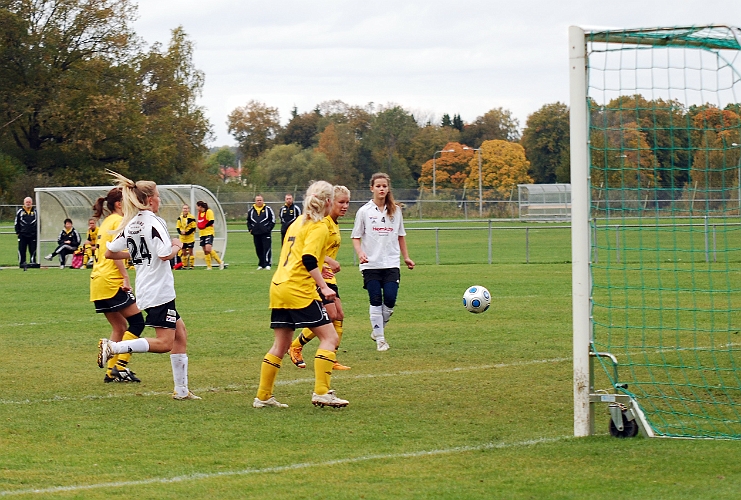 2010_1002_53.JPG - . . . . där finns Amanda Segerstedt och slår in bollen i mål, 8-0 till Södra
