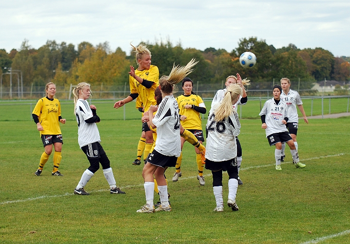 2010_1002_55.JPG - Det sista som händer i matchen, Amanda Segerstedt nickar in 10-0 till Södra på en hörna