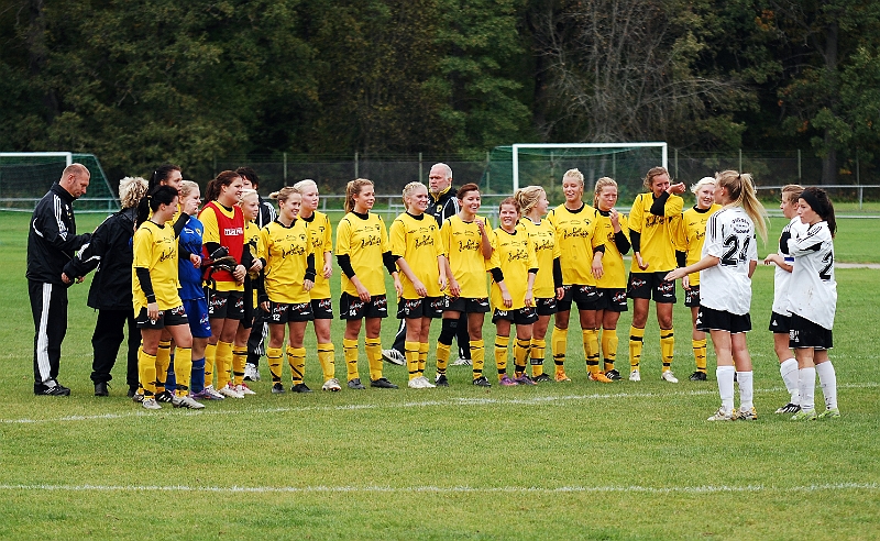 2010_1002_56.JPG - Tjejerna ställer upp för att tacka varandra efter matchen