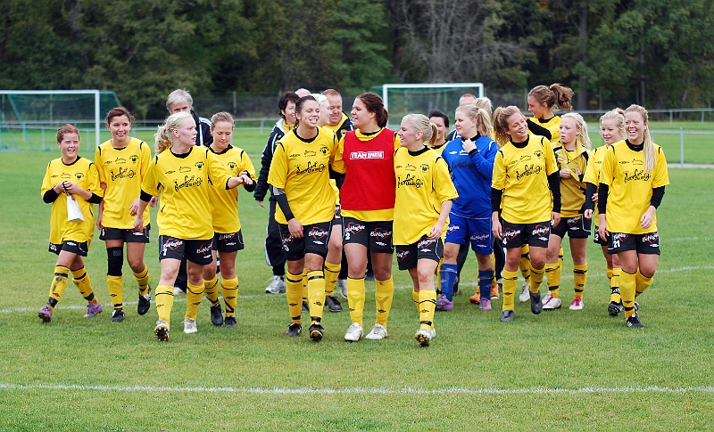 2010_1002_58.JPG - Ett gäng glada tjejer