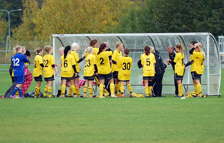 2010_1002_62.JPG - Champagne sprut efter serieseger, ledarna fick sin välförtjänta del