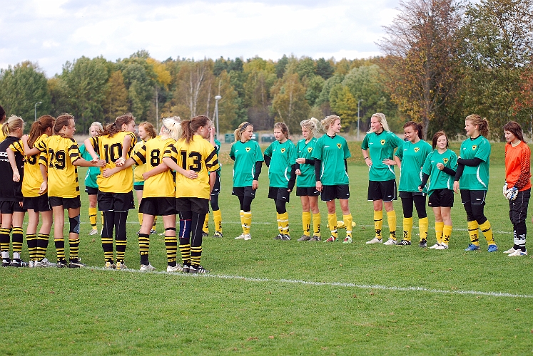 2010_1003_35.JPG - Lagen står uppställda för att tacka för matchen