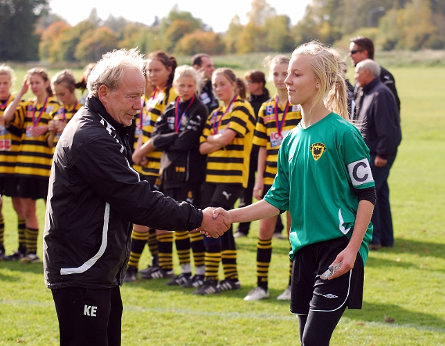2010_1003_38.JPG - Södra's lagkapten får komma fram och motta lagpriset för 1:a plats i DM F14