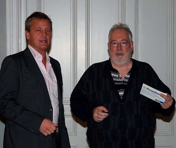 2010_1023_19.JPG - Fotografen och Webmastern fick uppskattning för sitt jobb runt laget