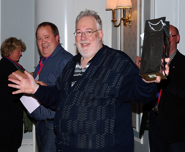 2010_1023_08.JPG - Damlaget och Jens Lundberg började med att dela ut ett uppskattning för fina matcbilder från lagets matcher till Lars Johnsson