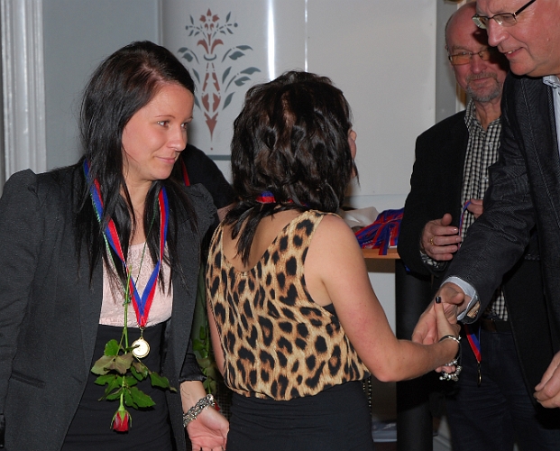 2010_1023_09.JPG - Lagkapten Jenny Ammesmäki har fått medalj och Ida Asp står på tur