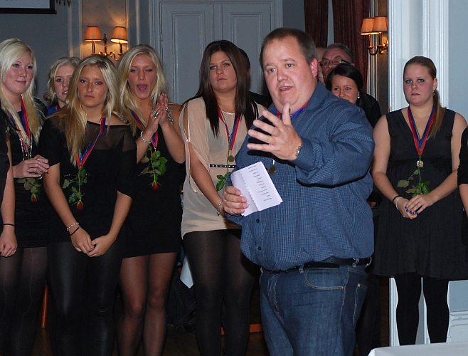 2010_1023_11.JPG - Jenna Lundberg kallade upp tjejerna vartefter