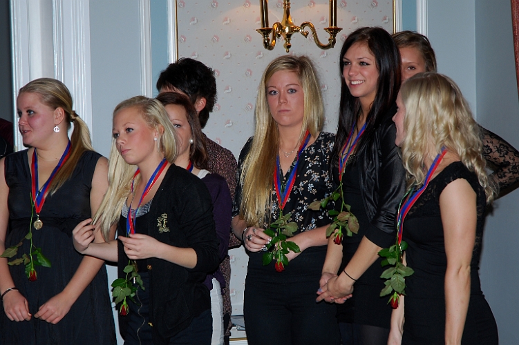 2010_1023_12.JPG - Fler och fler samlades uppe vid medaljutdelningen