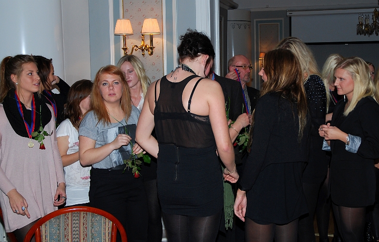 2010_1023_13.JPG - Fler och fler samlades uppe vid medaljutdelningen