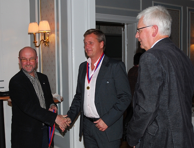 2010_1023_16.JPG - Herrlagets tur och tränare Stefan Nilsson får medalj