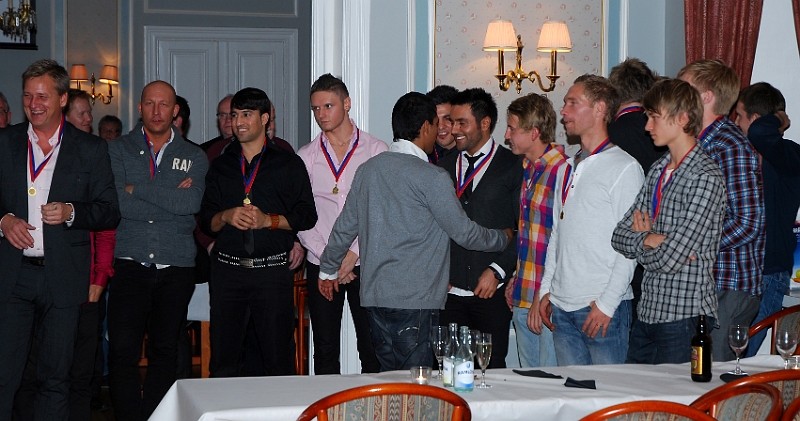 2010_1023_20.JPG - Fler och fler samlades upp på "podiet"