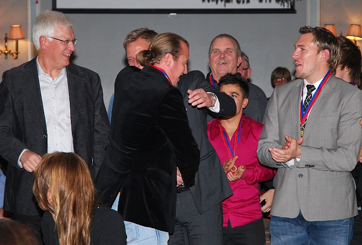 2010_1023_23.JPG - . . . . Mikael Westman och får sin medalj