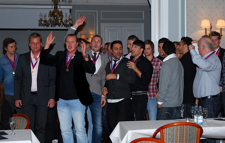 2010_1023_24.JPG - Herrlaget tackar för uppmärksamheten