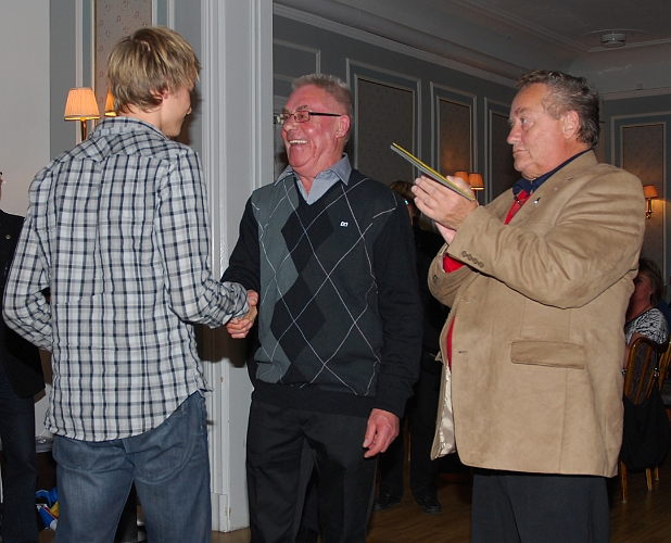2010_1023_25.JPG - Gamla SIF:are delade ut några uppmuntringspriser, här får junioren Simon Borell sitt pris