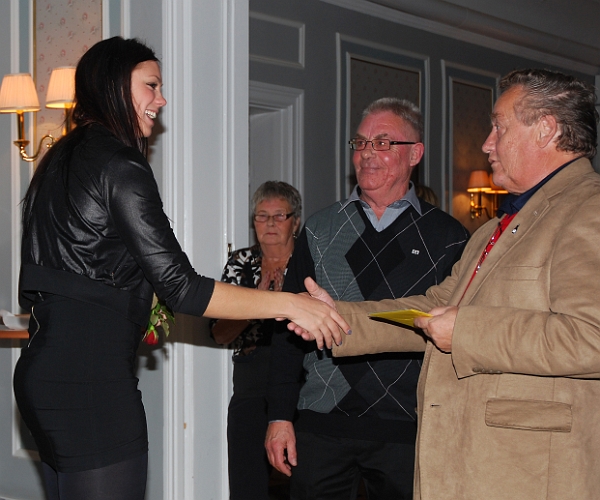 2010_1023_26.JPG - Elin Segerstedt från Damlaget får pris