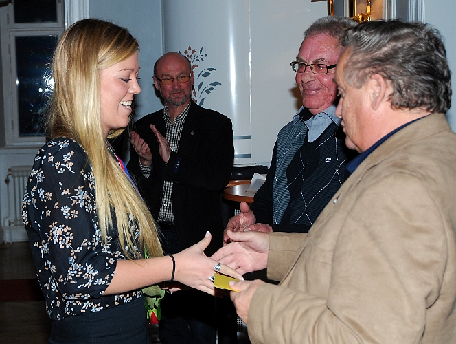 2010_1023_27.JPG - Sanna Lundberg från Damlaget får pris