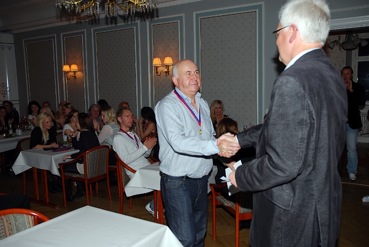 2010_1023_29.JPG - Styrelsen delade ut uppmuntringspris, här till Salih Resulovic