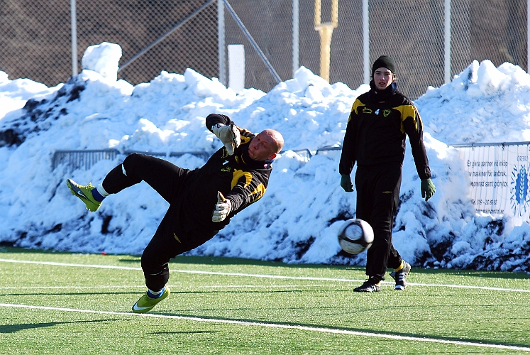 2011_0305_02.JPG - Uppvärmning av mv Almir Masinovic innan matchstart