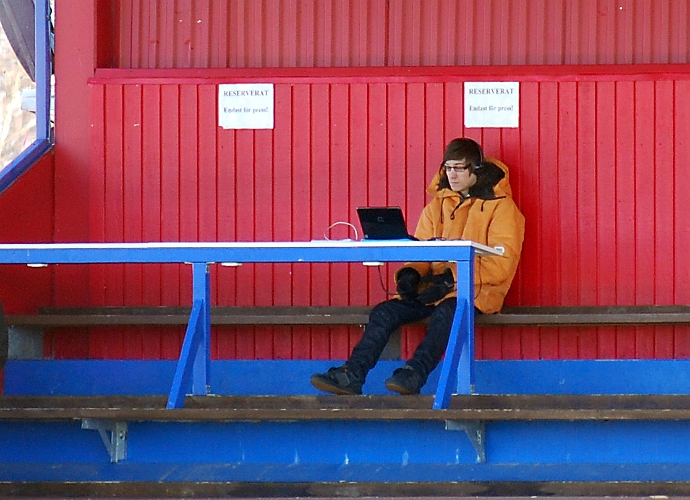 2011_0305_04.JPG - Matchen sändes ut på webbradio av www.sportpratet.se via samarbete med Karlslunds IF