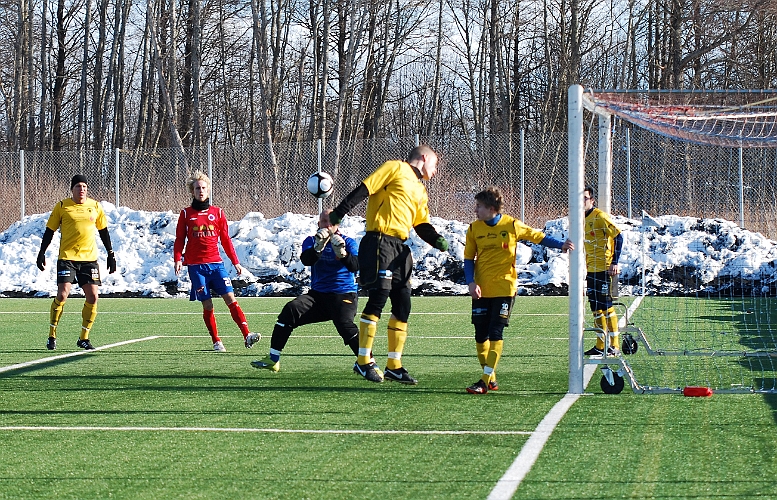 2011_0305_06.JPG - Karlslund öppnade bra (med kraftig medvind) med flera hörnor i början av matchen,