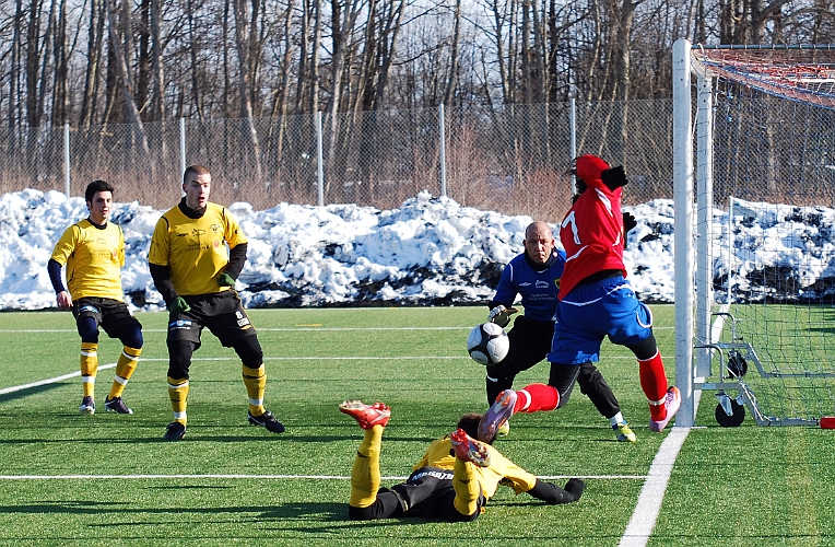 2011_0305_08.JPG - Ytterligare en farlig chans för Karlslund