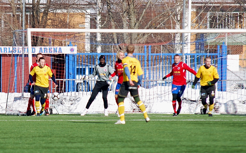 2011_0305_09.JPG - Södra försökte att flytta upp spelet på Karlslunds planhalva